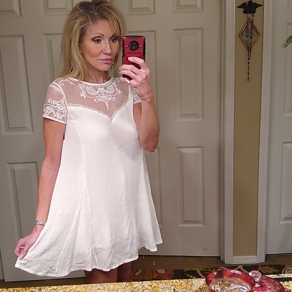 🥰 lace and cream  size medium nwt dress - Picture 3 of 8